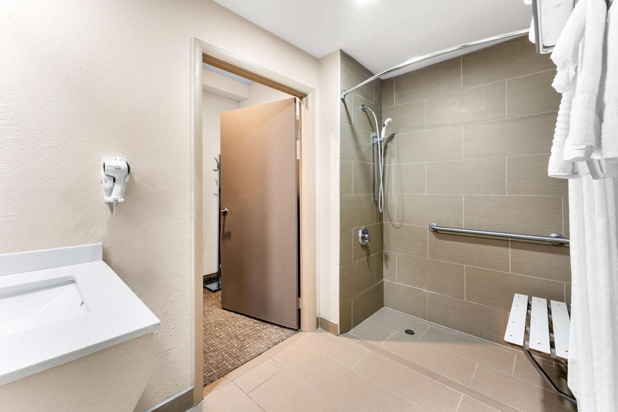 Surestay Plus By Best Western Reading North Экстерьер фото